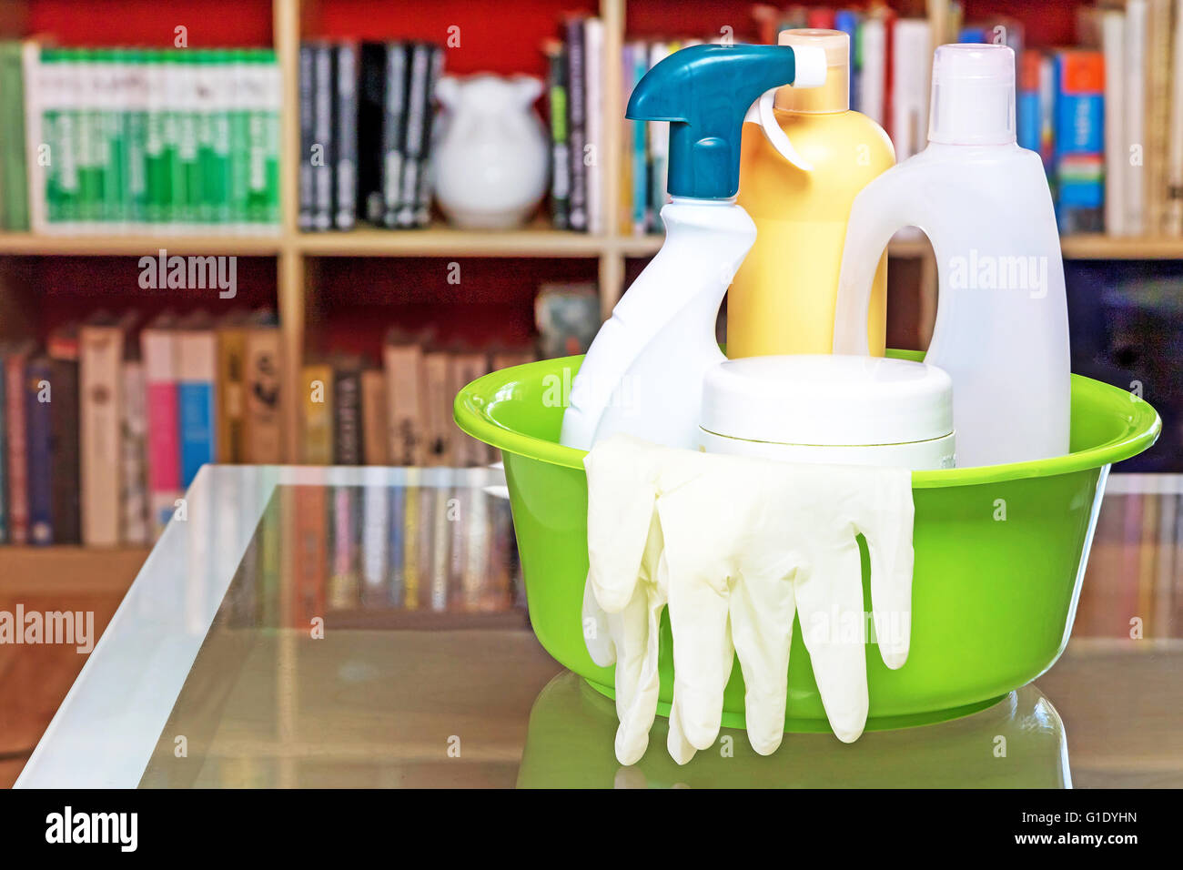 Detergenti per uso domestico sono in piedi sul tavolo di vetro nel soggiorno. Orizzontalmente. Foto Stock