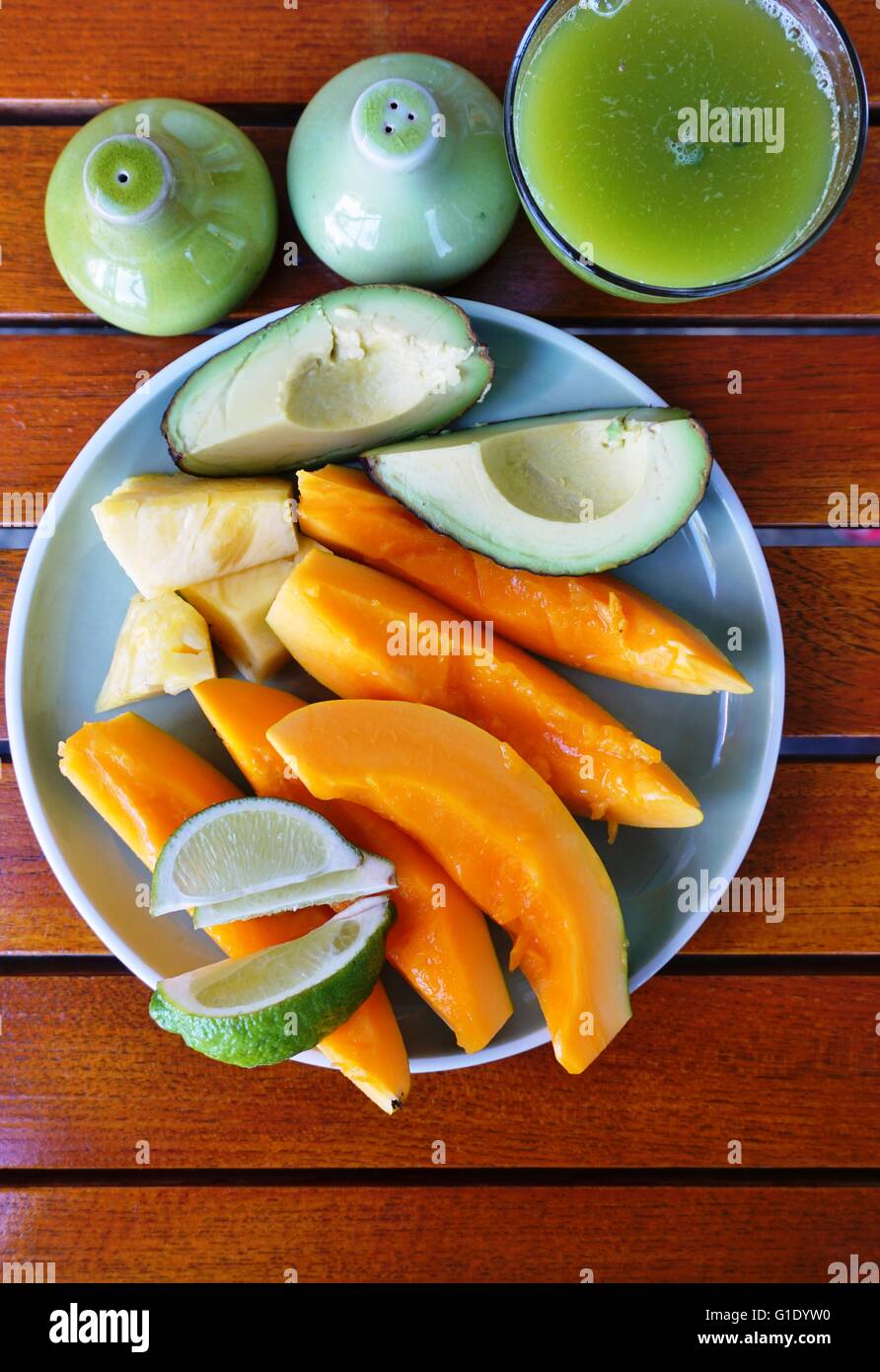 Una sana prima colazione con frutta fresca, avocado e succo verde Foto Stock