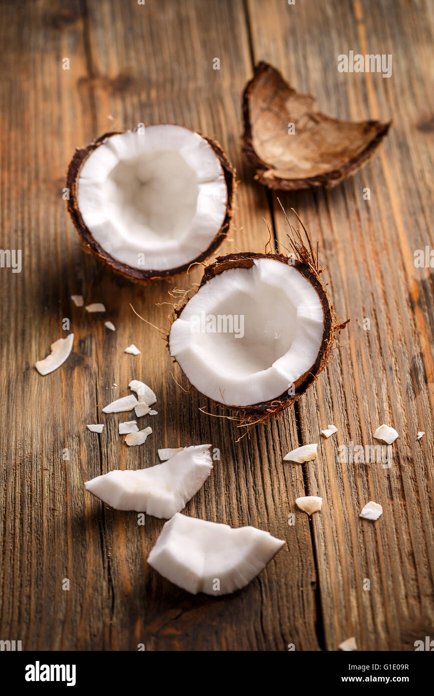 Frutti di noce di cocco su sfondo di legno Foto Stock