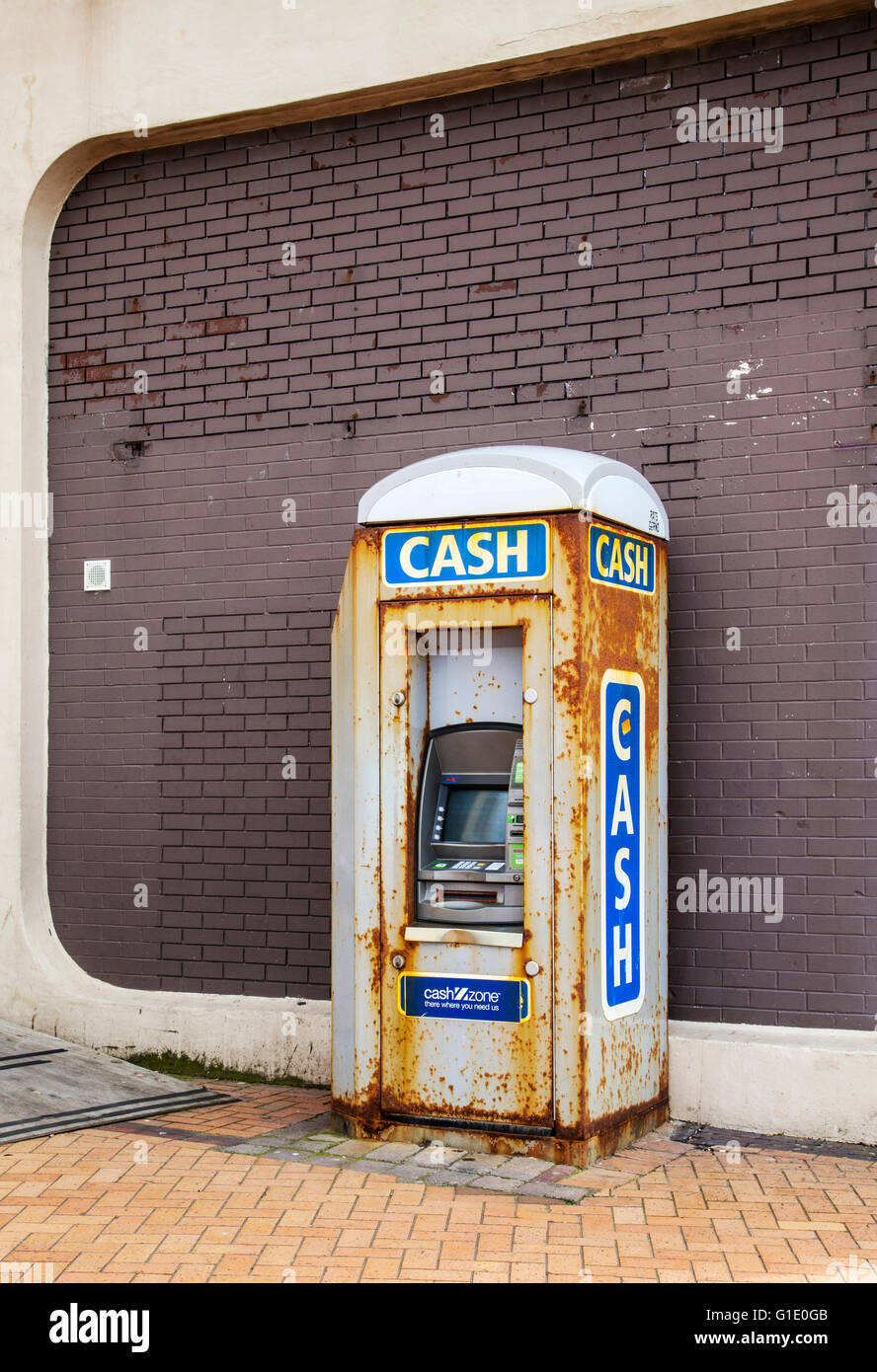 Rusty e meteo bancomat ATM kiosk, danneggiati dal mare, sale e meteo, REGNO UNITO Foto Stock