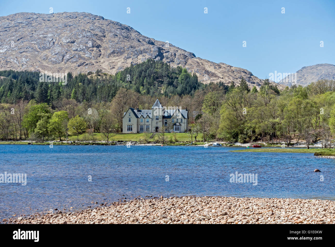 Glenfinnan House sulle rive di Loch Shiel in Glenfinnan Highland Scozia Scotland Foto Stock