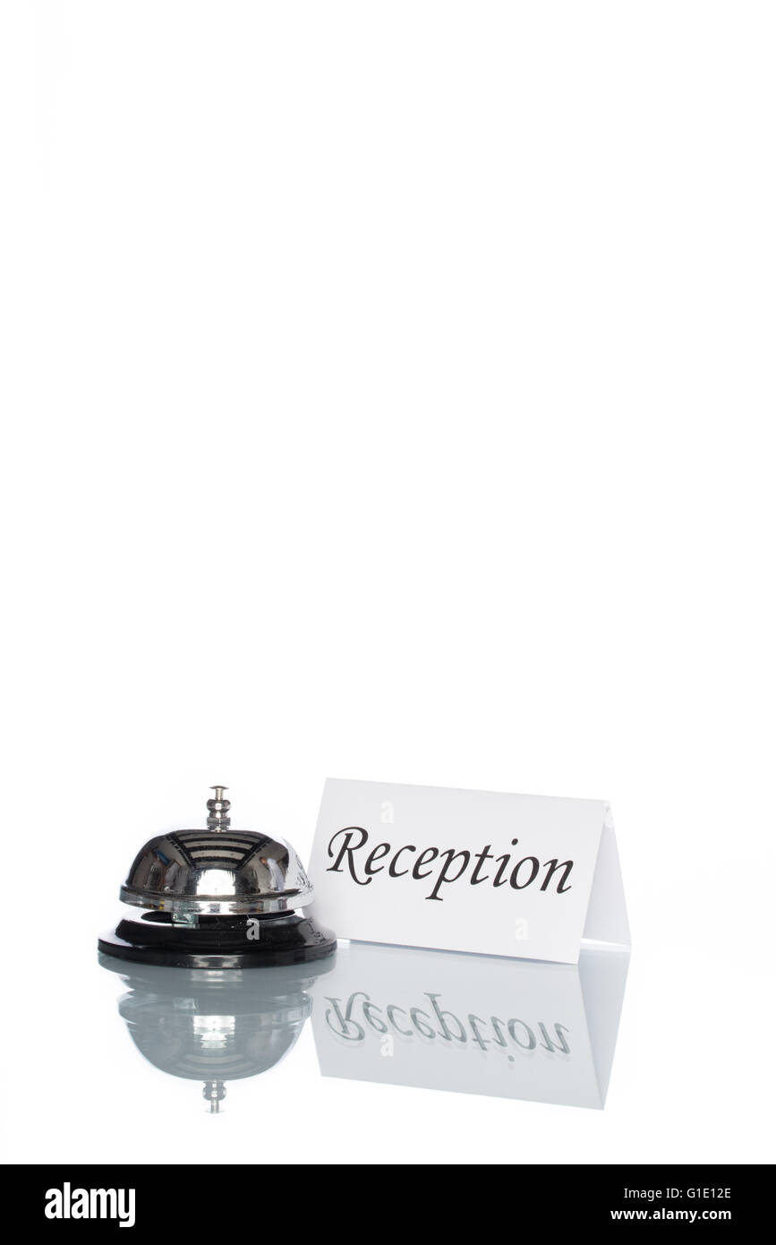 Campana di servizio sul banco della reception con sfondo bianco Foto Stock