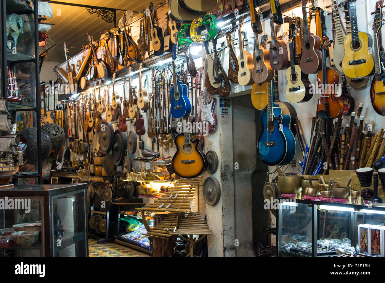 Strumenti musicali shop, Old Hanoi Foto Stock