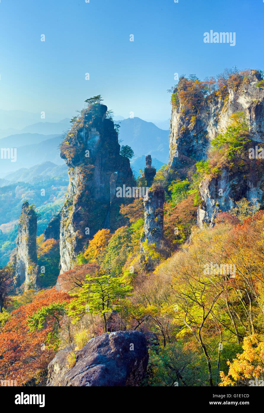 Myogi-san (Mt. Myogi), un antico vulcano, mostrando formazioni rocciose e il fogliame di autunno colori Foto Stock