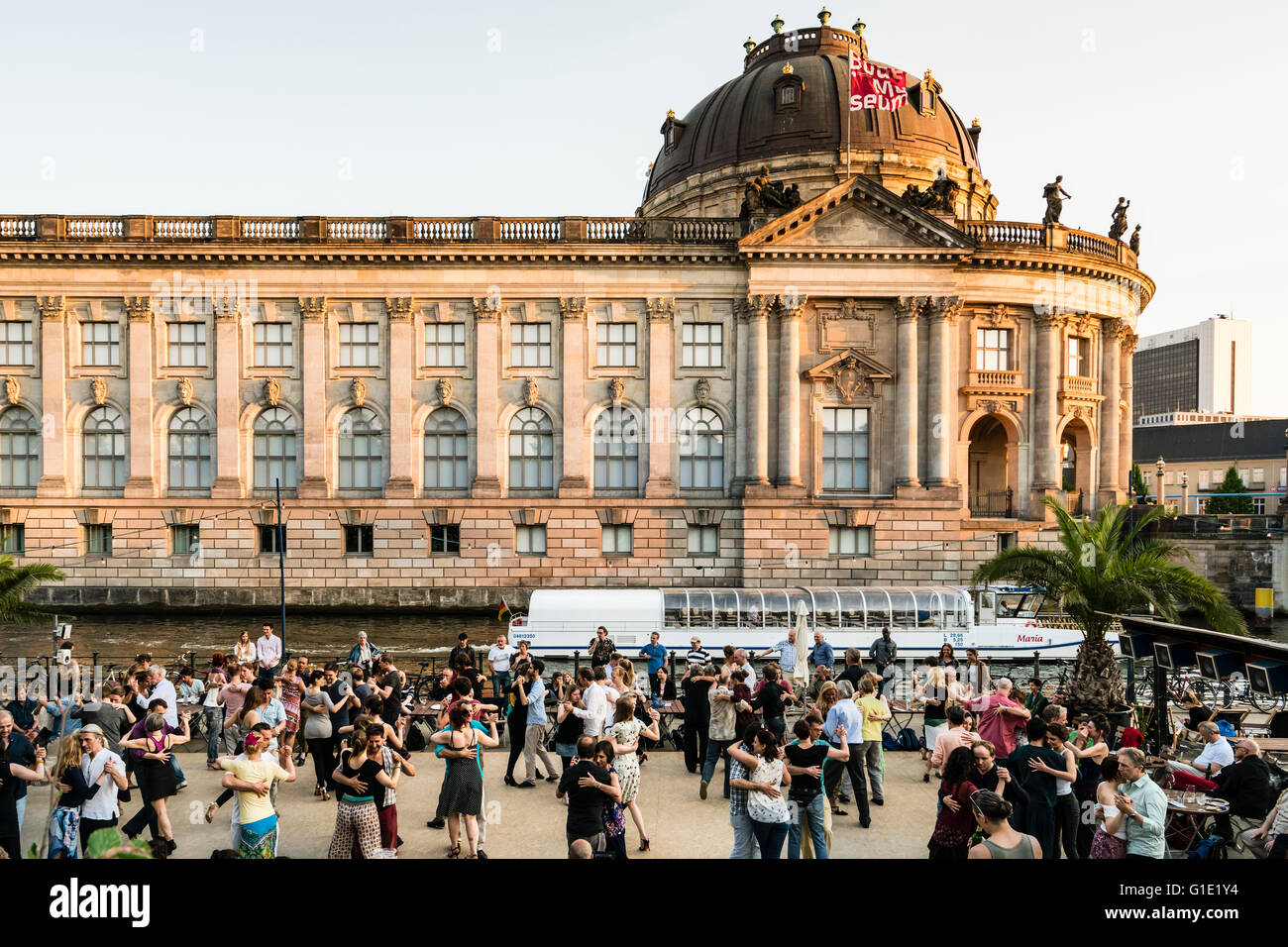 Fine settimana di ballo all'aperto in Monbijoupark accanto al fiume Sprea e Bode Museum in Mitte Berlino Germania Foto Stock