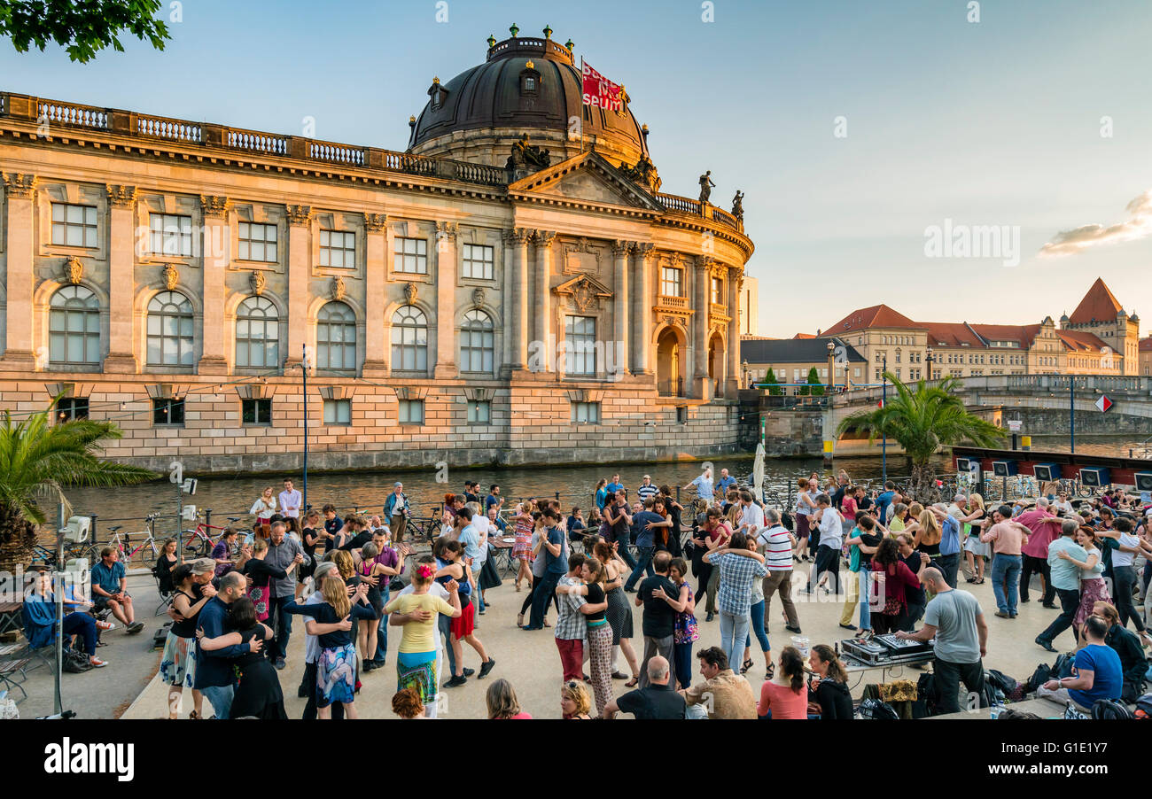 Fine settimana di ballo all'aperto in Monbijoupark accanto al fiume Sprea e Bode Museum in Mitte Berlino Germania Foto Stock