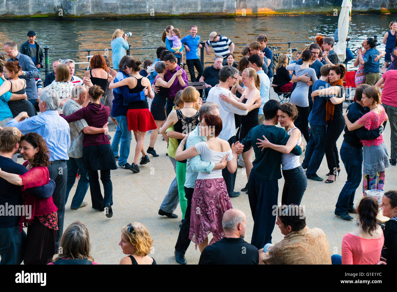 Fine settimana di ballo all'aperto in Monbijoupark in Mitte Berlino Germania Foto Stock