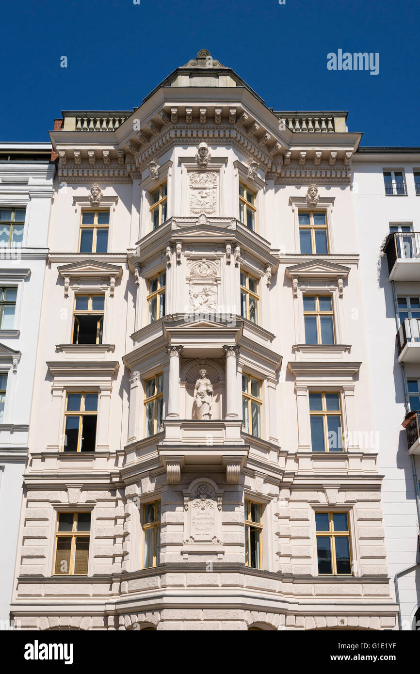 Ornati in architettura storica della facciata di edificio di appartamenti in Prenzlauer Berg di Berlino Germania Foto Stock