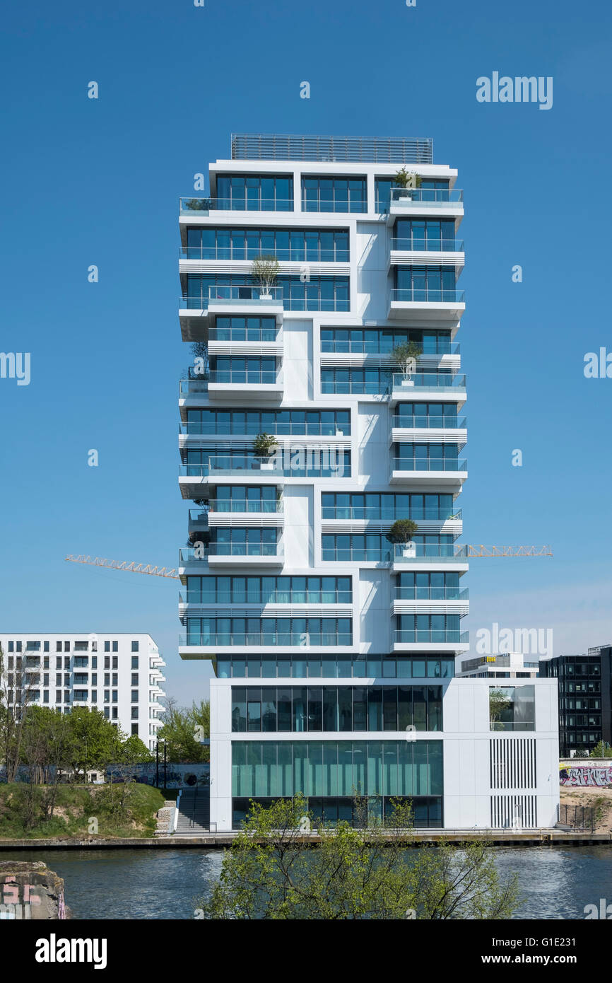 Nuovo lusso ad alto edificio di appartamenti costruito accanto al Muro di Berlino sul fiume Sprea a Friedrichshain Berlino Germania Foto Stock