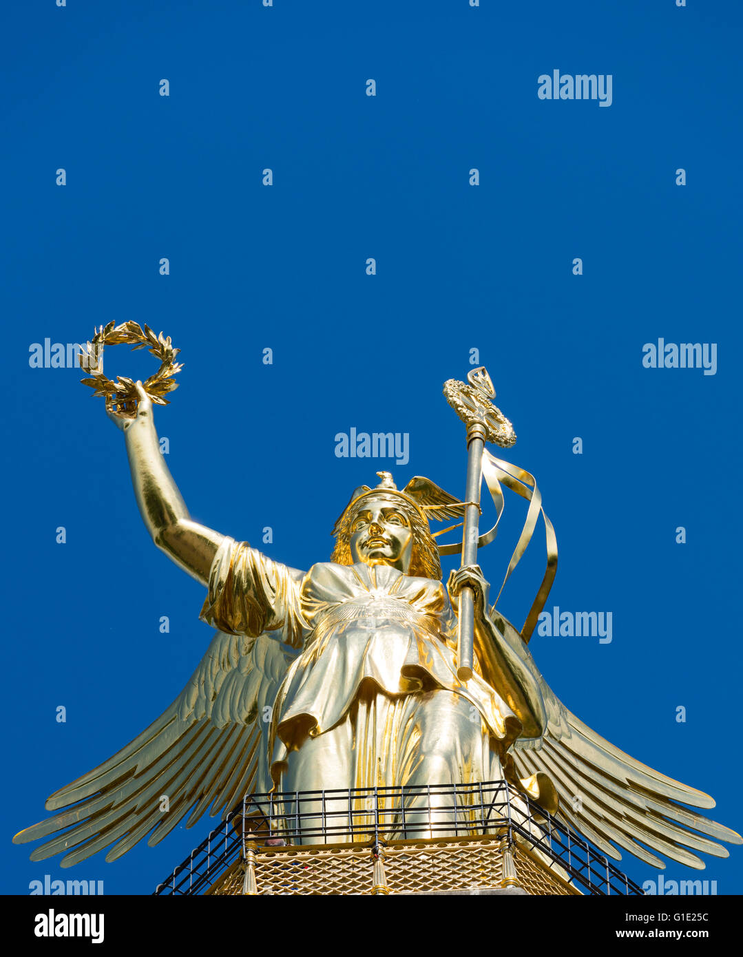 La Colonna della Vittoria o SiegessŠule statua in Tiergarten Berlino Germania Foto Stock