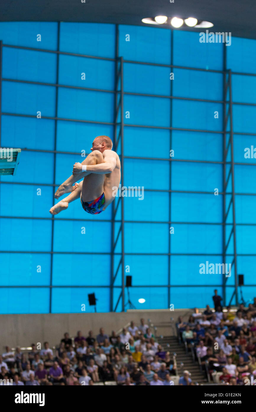 Aquatics Centre, Olympic Park, London, Regno Unito. Il 12 maggio 2016. Evgeny Cuznetsov durante il suo primo round verso l'interno 3-1/2 salti mortali Tuck. In Russia la Evgeny Cuznetsov prende oro, mentre British local hero Jack vince Laugher argento e dell'Ucraina Illya Kvasha vince la medaglia di bronzo nel Diving Uomini 3m Springboard Finale Credito: Imageplotter News e sport/Alamy Live News Foto Stock