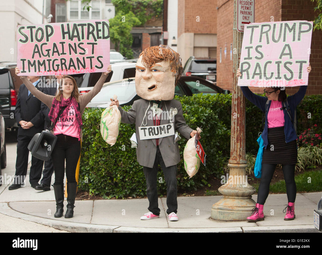 Washington DC, Stati Uniti d'America. Il 12 maggio 2016. I dimostranti di manifestare contro Trump, il presunto candidato repubblicano per il Presidente degli Stati Uniti, come egli si incontra con la leadership repubblicana a livello nazionale repubblicana Comitato congressuale sede a Washington, DC, 12 maggio 2016. Credito: dpa picture alliance/Alamy Live News Foto Stock