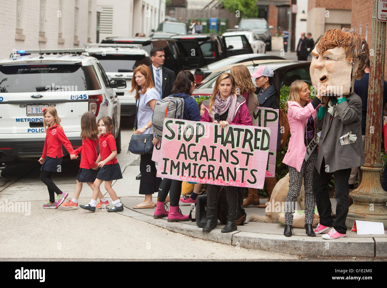 Washington DC, Stati Uniti d'America. Il 12 maggio 2016. I dimostranti di manifestare contro Trump, il presunto candidato repubblicano per il Presidente degli Stati Uniti, come egli si incontra con la leadership repubblicana a livello nazionale repubblicana Comitato congressuale sede a Washington, DC, 12 maggio 2016. Credito: dpa picture alliance/Alamy Live News Foto Stock