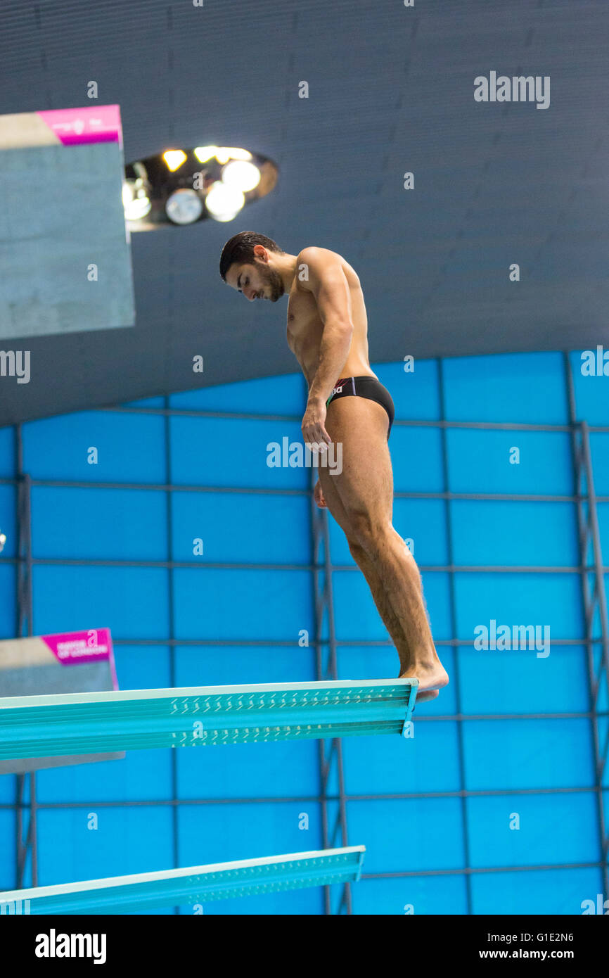 Aquatics Centre, Olympic Park, London, Regno Unito. Il 12 maggio 2016. Italia Giovanni Tocci prima del suo terzo giro indietro 2-1/2 salti mortali Pike. In Russia la Evgeny Cuznetsov prende oro, mentre British local hero Jack vince Laugher argento e dell'Ucraina Illya Kvasha vince la medaglia di bronzo nel Diving Uomini 3m Springboard Finale Credito: Imageplotter News e sport/Alamy Live News Foto Stock