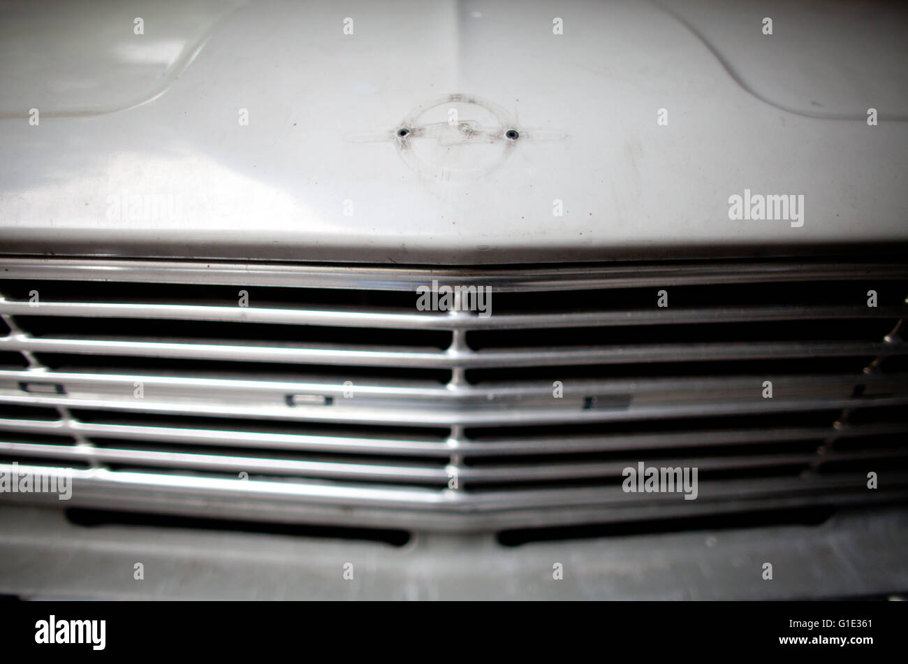Il logo Opel può ancora essere riconosciuto sul cofano di una vecchia Kadett presso un posto di parcheggio in Berlin-Schoeneberg, Germania, 15 luglio 2012. Sfortunati il costruttore di auto Opel è bloccato nella sua crisi di vendita. In giugno, Opel è il più grande perdente del debole sul mercato automobilistico europeo. Le nuove immatricolazioni per Opel e Vauxhall vehichles declinato come nel precedente mese di 12,2 procent a 88,252, secondo l'Associazione dei Costruttori Europei di Automobili su Martedì, 17 luglio 2012. Foto: Kay Nietfeld | Utilizzo di tutto il mondo Foto Stock