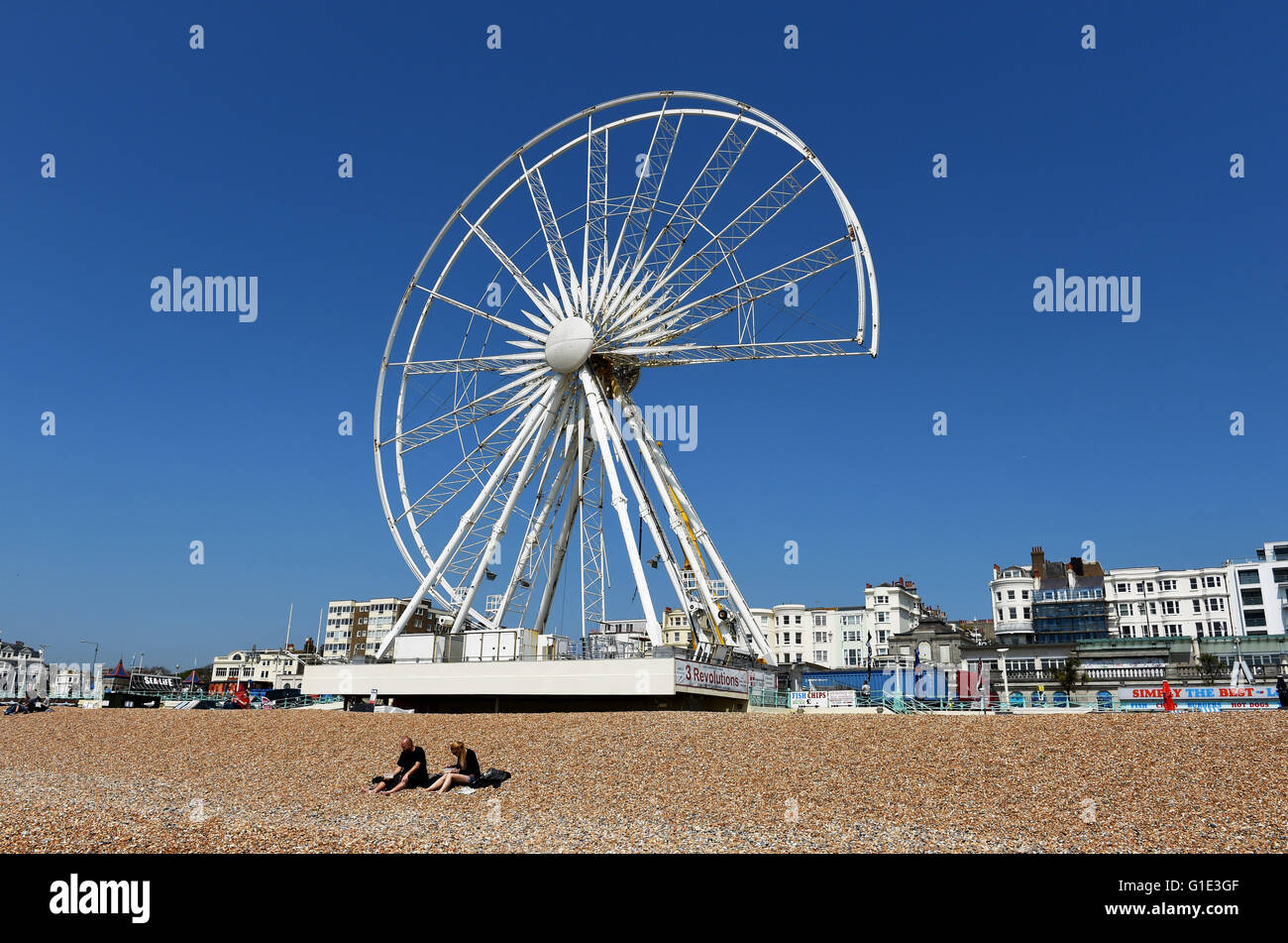 Brighton Regno Unito 13 maggio 2016 - Guardando come un gigante Pacman mangiare sul lungomare di Brighton ruota che è stata nella città a partire dal 2011 è in fase di smantellamento dopo la sua scadenza leasing Credito: Simon Dack/Alamy Live News Foto Stock