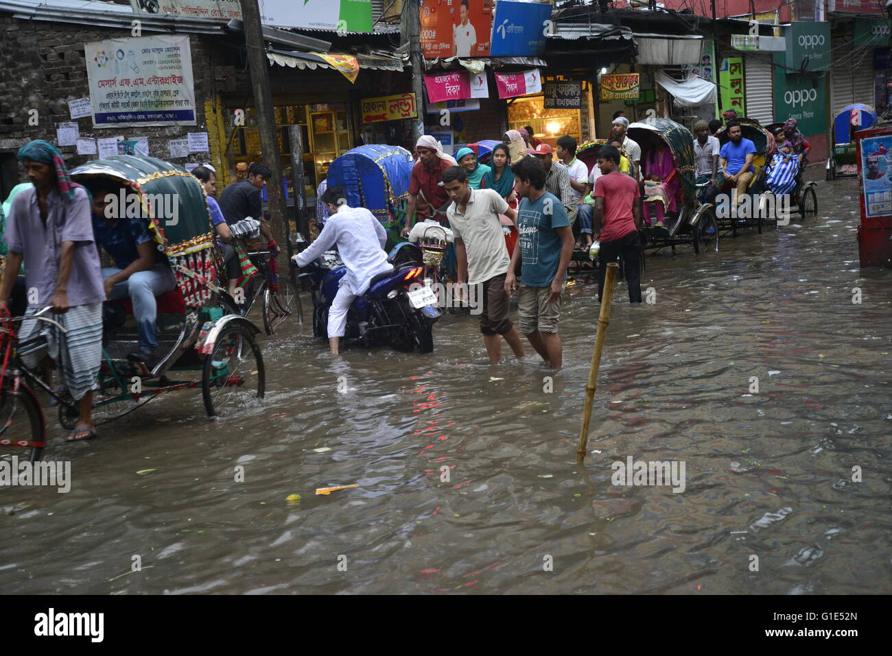 Dacca in Bangladesh. 13 Maggio, 2016. Veicoli tentano la guida e i cittadini sono a piedi attraverso il allagato strade di Dhaka in Bangladesh. Il 1 settembre 2015 monsone pesante acquazzone causato estreme inondazioni nella maggior parte delle aree della città di Dhaka, Bangladesh. Le strade sono state sommerse rendere il viaggio lento e dannosa. Credito: Mamunur Rashid/Alamy Live News Foto Stock