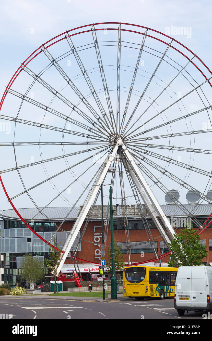 Bournemouth Dorset, Regno Unito 13 maggio 2016. La grande ruota arriva a Bournemouth sopra torreggianti edifici circostanti. È stato a causa di aprire oggi, ma il lavoro è ancora in corso di assemblare causando ritardo all'apertura. Credito: Carolyn Jenkins/Alamy Live News Foto Stock