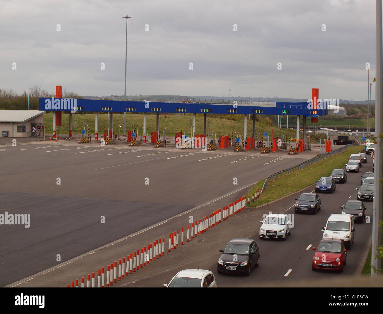Newcastle Upon Tyne, 13 maggio 2016, UK News. Un escavatore su un caricatore basso in direzione sud urti a Burntisland metro rail bridge sulla A19 Tyne Tunnel Road in North Tyneside causando interruzioni di viaggio per i passeggeri dei treni e degli automobilisti. L ingresso del Tyne Tunnel sud completamente priva di traffico a causa dell'incidente ulteriore fino la carreggiata sud della A19 strada come il traffico sulla carreggiata nord dovesse arrestarsi quando si avvicinano al famigerato Silverlink rotatoria intersezione un miglio lungo la strada . Credito: James Walsh Alamy/Live News Foto Stock