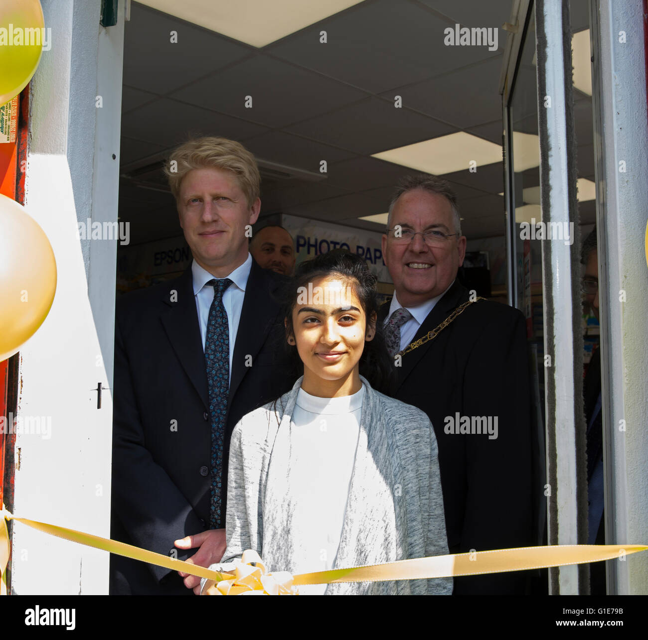 Orpington, Regno Unito. 13 maggio 2016. Jo Johnson MP, Jaya Sharma e sindaco di Bromley Cllr Ian Payne ri-aprire tangente le risorse dell'Ufficio successivo incendio devastatio Credito: Keith Larby/Alamy Live News Foto Stock