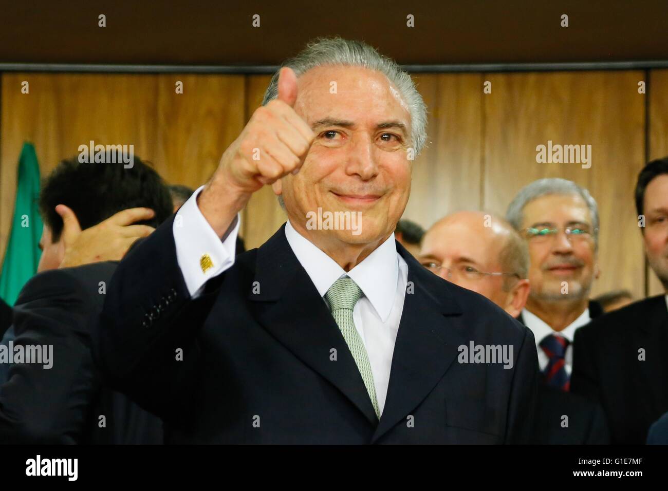 Deliberando brasiliano Presidente Michel Temer dà un pollice in alto dopo la sua entrata in carica in seguito alla sospensione del Presidente eletto Dilma Rousseff presso il Palazzo di Planalto Maggio 12, 2016 a Brasilia, Brasile. Il senato ha votato a stragrande maggioranza a sospendere Rousseff come il processo di impeach lei continua. Foto Stock