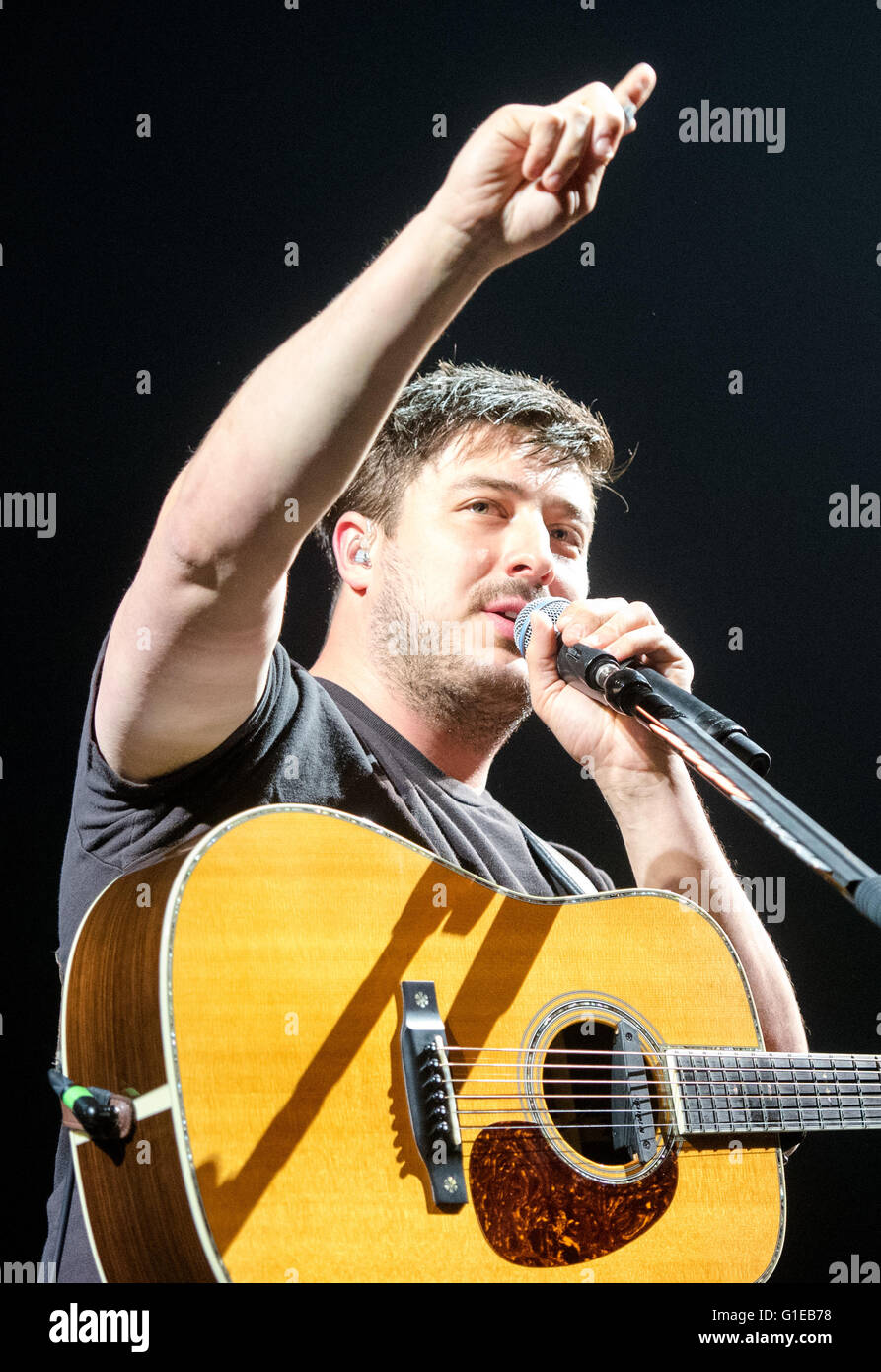 Amburgo, Germania. 13 Maggio, 2016. La band Mumford & Sons effettuando in corrispondenza di Barclaycard Arena di Amburgo, Germania, 13 maggio 2016. Foto: DANIEL BOCKWOLDT/dpa/Alamy Live News Foto Stock