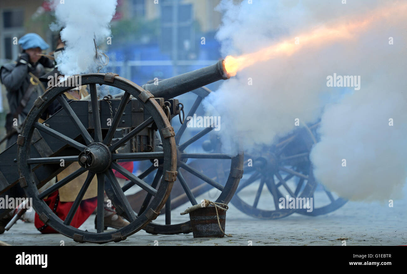 Halle, Germania. 14 Maggio, 2016. 'Living History' gruppi imitando un mercenario svedese camp dalla guerra dei trenta anni di fronte al Museo Statale per la Preistoria in Halle (Saale), Germania, 14 maggio 2016. Circa 50 donne in costume, uomini e bambini presenti il campo quotidiana vita durante la guerra dei trenta anni fino a domenica bianca (15 maggio). Foto: HENDRIK SCHMIDT/dpa Credito: dpa picture alliance/Alamy Live News Foto Stock