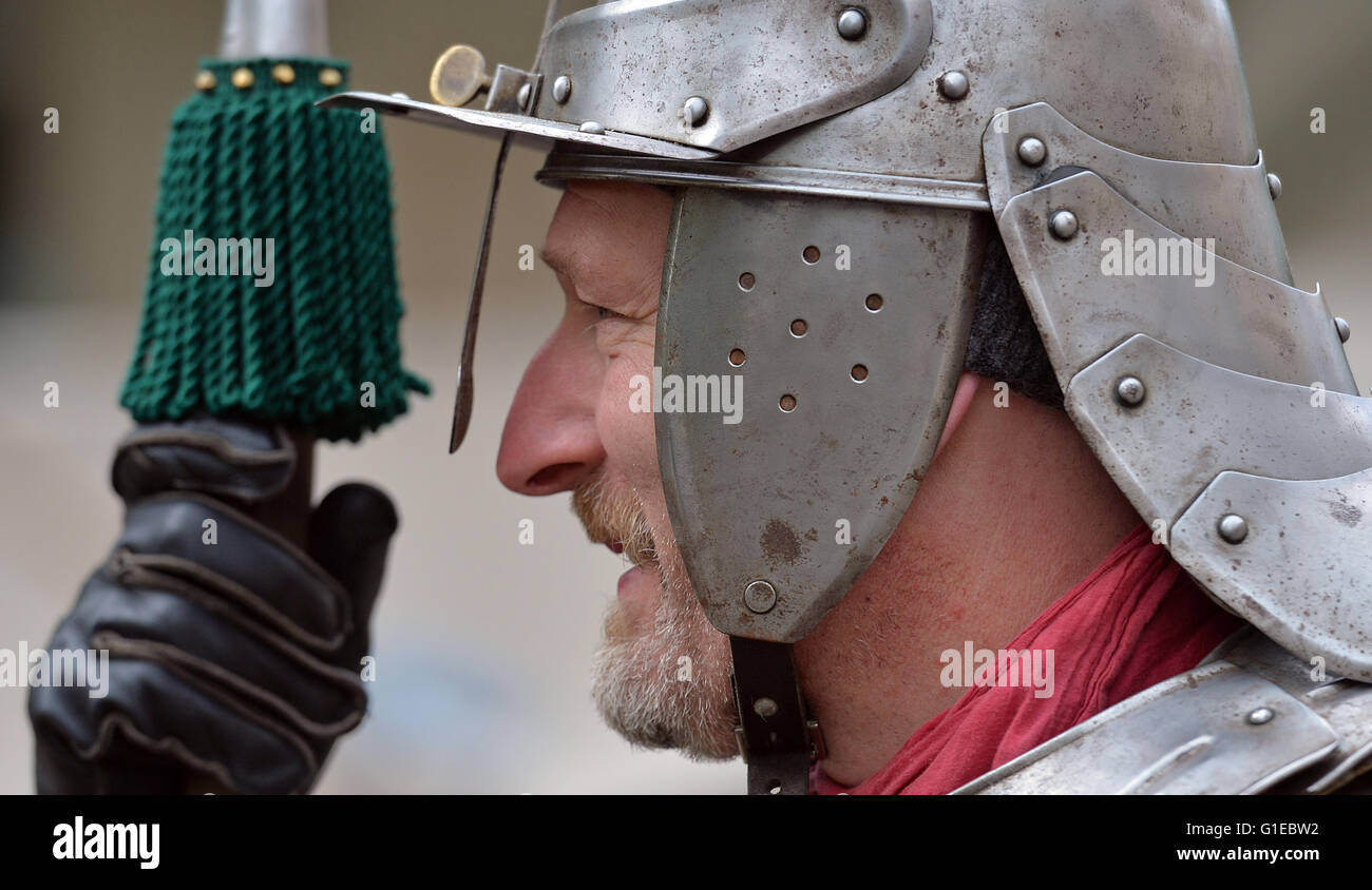 Halle, Germania. 14 Maggio, 2016. 'Living History' gruppi imitando un mercenario svedese camp dalla guerra dei trenta anni di fronte al Museo Statale per la Preistoria in Halle (Saale), Germania, 14 maggio 2016. Circa 50 donne in costume, uomini e bambini presenti il campo quotidiana vita durante la guerra dei trenta anni fino a domenica bianca (15 maggio). Foto: HENDRIK SCHMIDT/dpa Credito: dpa picture alliance/Alamy Live News Foto Stock