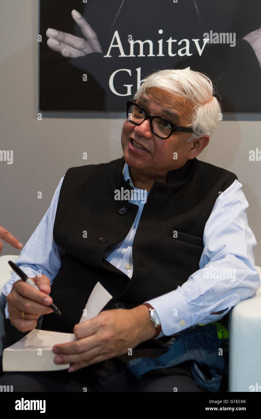 Torino, Italia. 13 maggio 2016. Lo scrittore indiano Amitav Ghosh segni un autografo Foto Stock