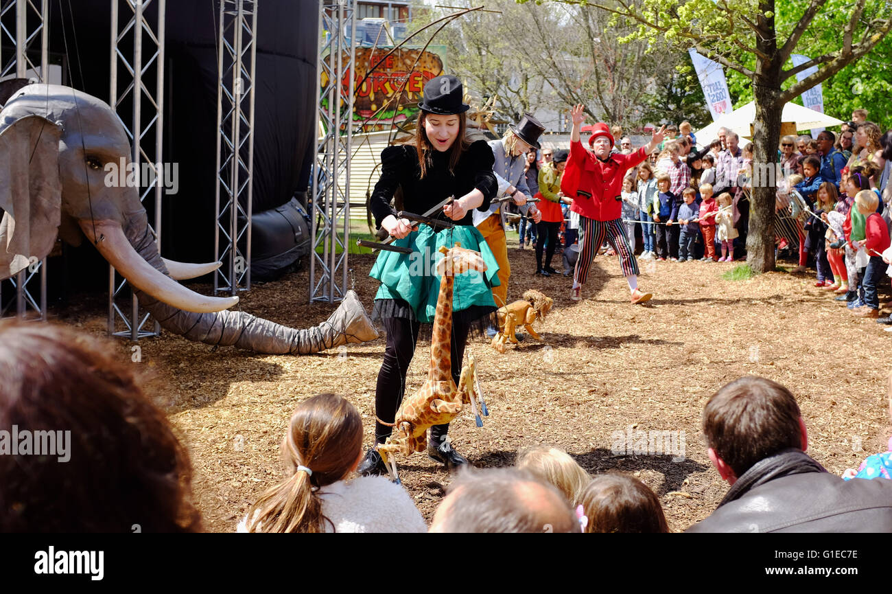 Brighton Regno Unito 14 maggio 2016 - Il più grande circo delle Marionette del mondo Parte II eseguire con il gigante degli animali burattini alla folla in sede di Warren al Brighton Fringe Festival questo pomeriggio fotografia scattata da Simon Dack Credito: Simon Dack/Alamy Live News Foto Stock