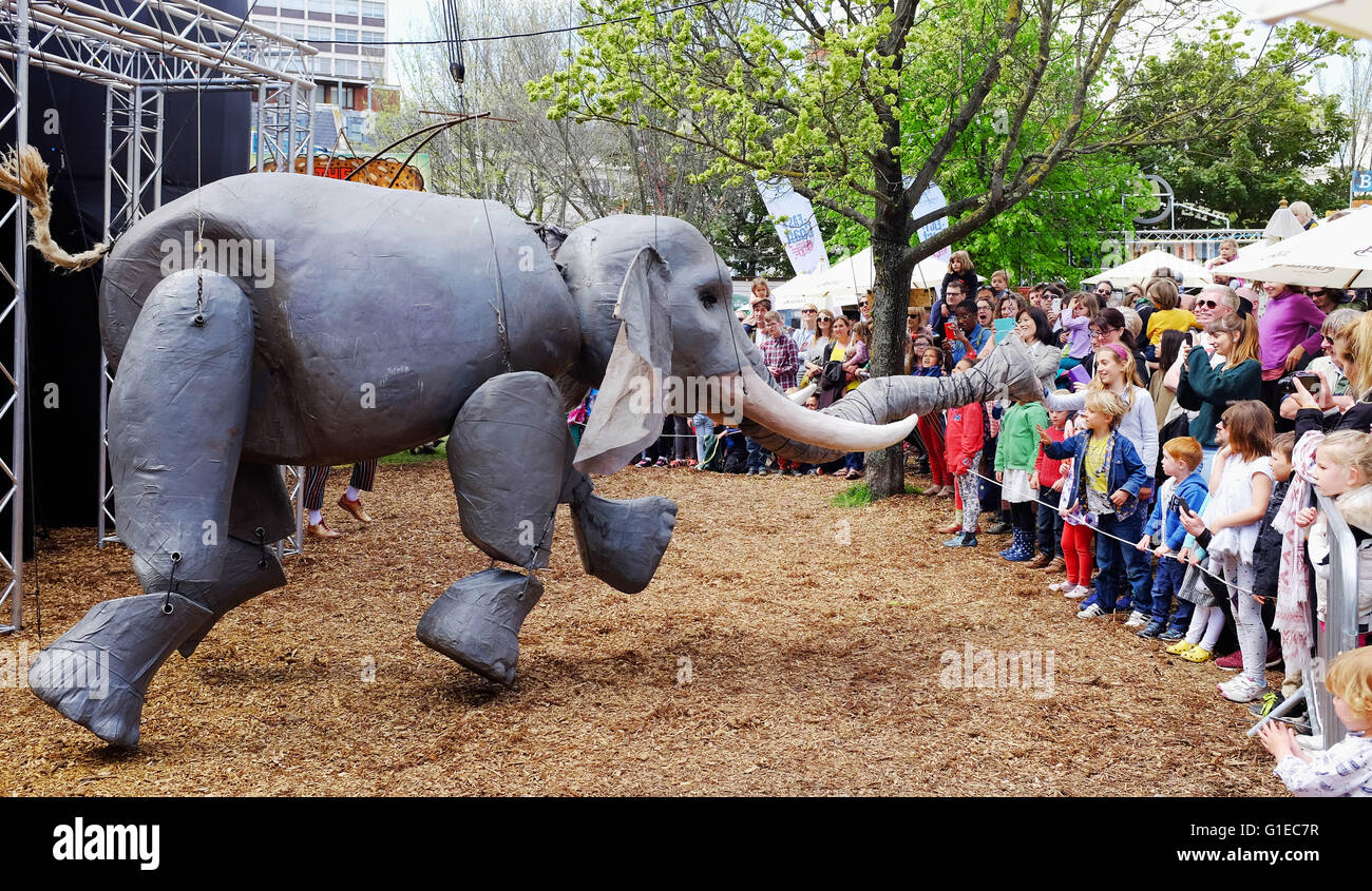 Brighton Regno Unito 14 maggio 2016 - Il più grande circo delle Marionette del mondo Parte II eseguire con il gigante degli animali burattini alla folla in sede di Warren al Brighton Fringe Festival questo pomeriggio fotografia scattata da Simon Dack Credito: Simon Dack/Alamy Live News Foto Stock