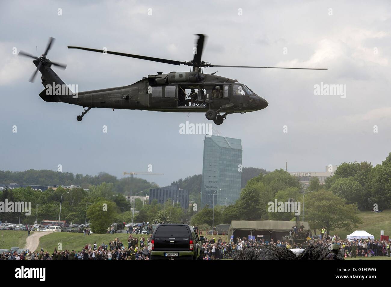 Vilnius, Lituania. 14 Maggio, 2016. Un falco nero degli Stati Uniti sta eseguendo in Vilnius, Lituania, 14 maggio 2016. La lituania celebra le Forze Armate e di pubblica unità giorno nella capitale il sabato. Truppe della Lituania, Germania, Stati Uniti, Lussemburgo, Portogallo, ecc. hanno portato i loro armamenti leggeri, veicoli militari e di altre attrezzature per il pubblico. Fighting Falcon F-16 portoghese di Air Force e Black Hawk della US Air Force ha partecipato alla performance. Credito: Alfredas Pliadis/Xinhua/Alamy Live News Foto Stock