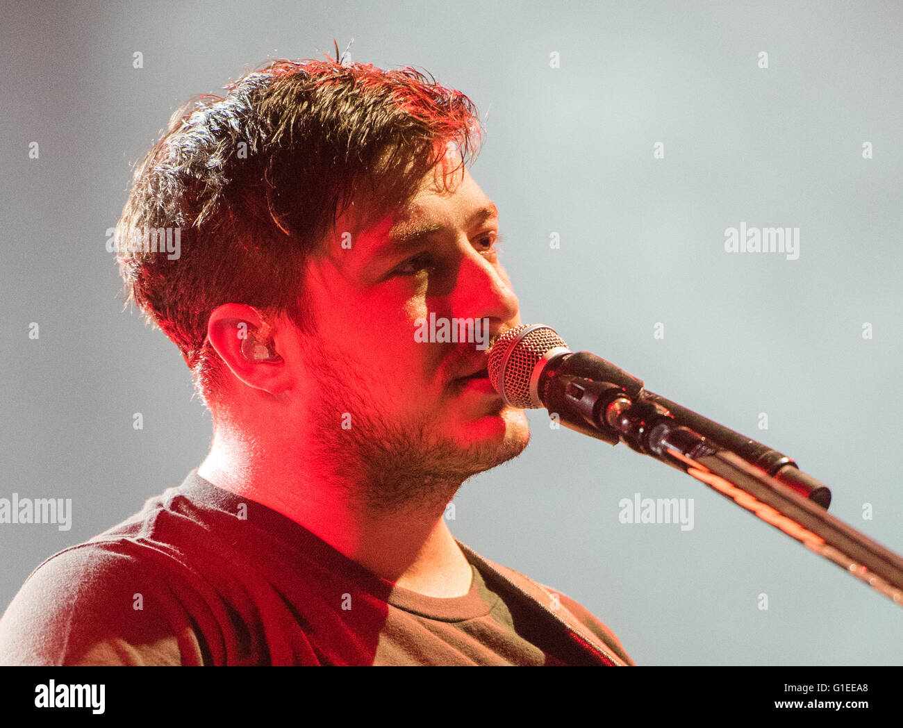 Amburgo, Germania. 13 Maggio, 2016. La band Mumford & Sons effettuando in corrispondenza di Barclaycard Arena di Amburgo, Germania, 13 maggio 2016. Foto: DANIEL BOCKWOLDT/dpa/Alamy Live News Foto Stock