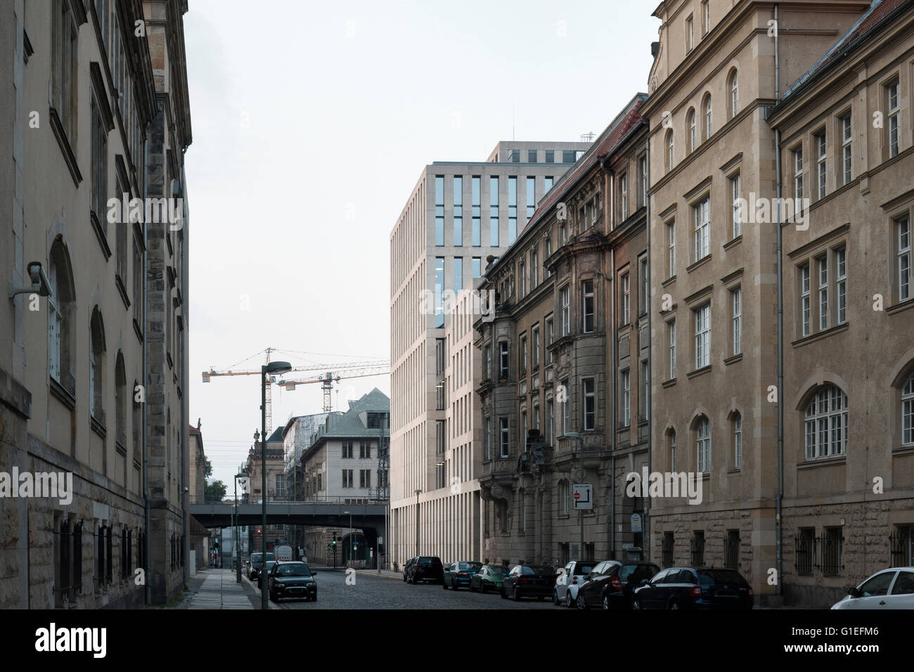 Jacob-und-Wilhelm-Grimm-Zentrum, Berlino, Germania. Vista esterna della biblioteca e gli edifici circostanti. Foto Stock