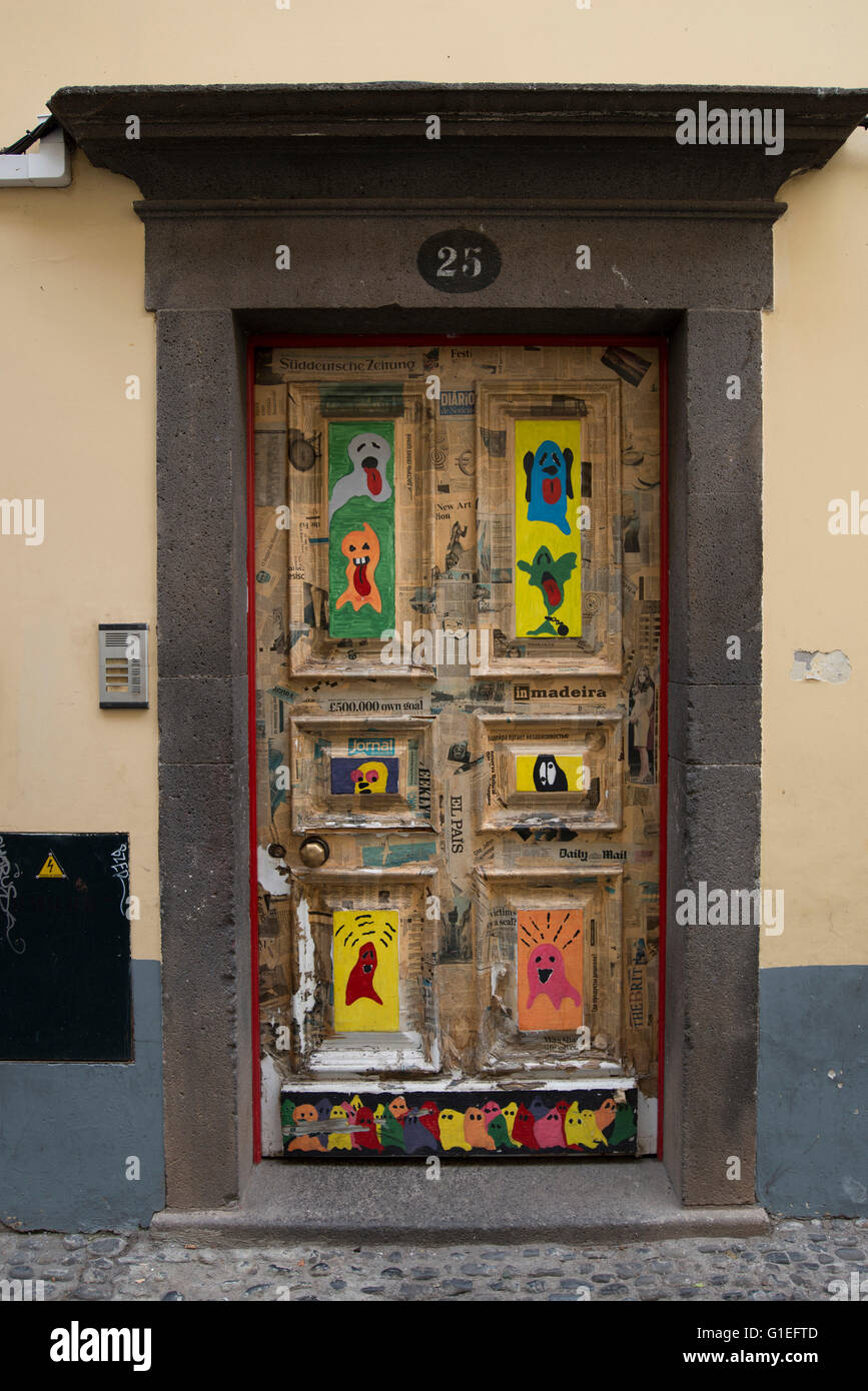 Porta Dipinta negli artisti' quartiere e città vecchia strada di Rua Santa Maria, Funchal, Madeira, Portogallo. Foto Stock