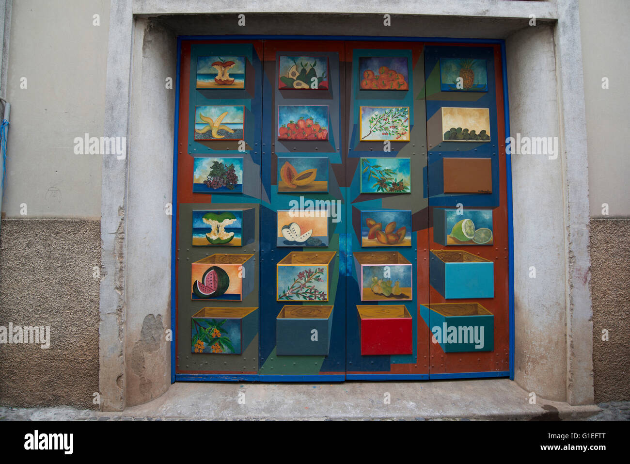 Porta Dipinta negli artisti' quartiere e città vecchia strada di Rua Santa Maria, Funchal, Madeira, Portogallo Foto Stock