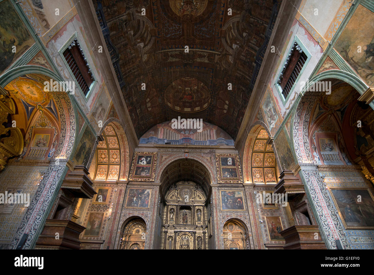 Interno della chiesa dei Gesuiti (Colegio), Funchal, Madeira, Portogallo. Vista inclinato delle chiese ornano le pareti. Foto Stock