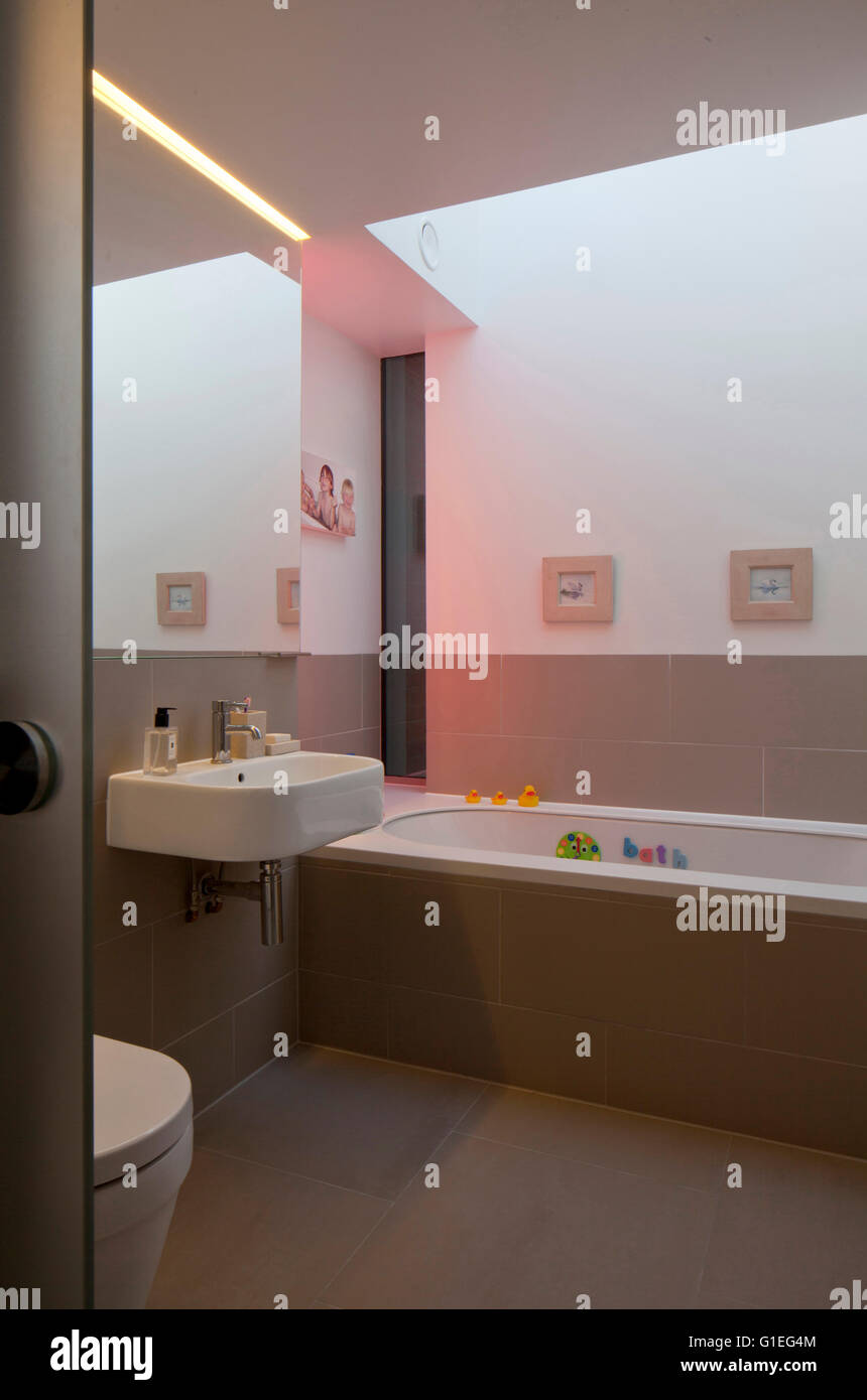 Bagno moderno a Londra con vimini cestini di storage Foto stock - Alamy