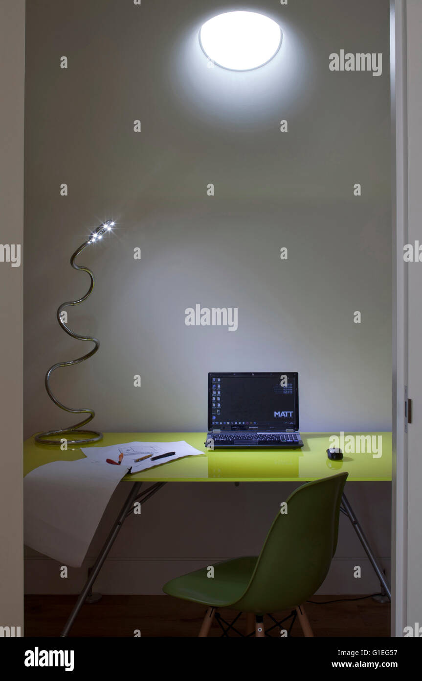 Famiglia moderna home, Shepherds Bush, Londra. Vista ravvicinata di una scrivania con un lucernario rotondo al di sopra di esso. Foto Stock