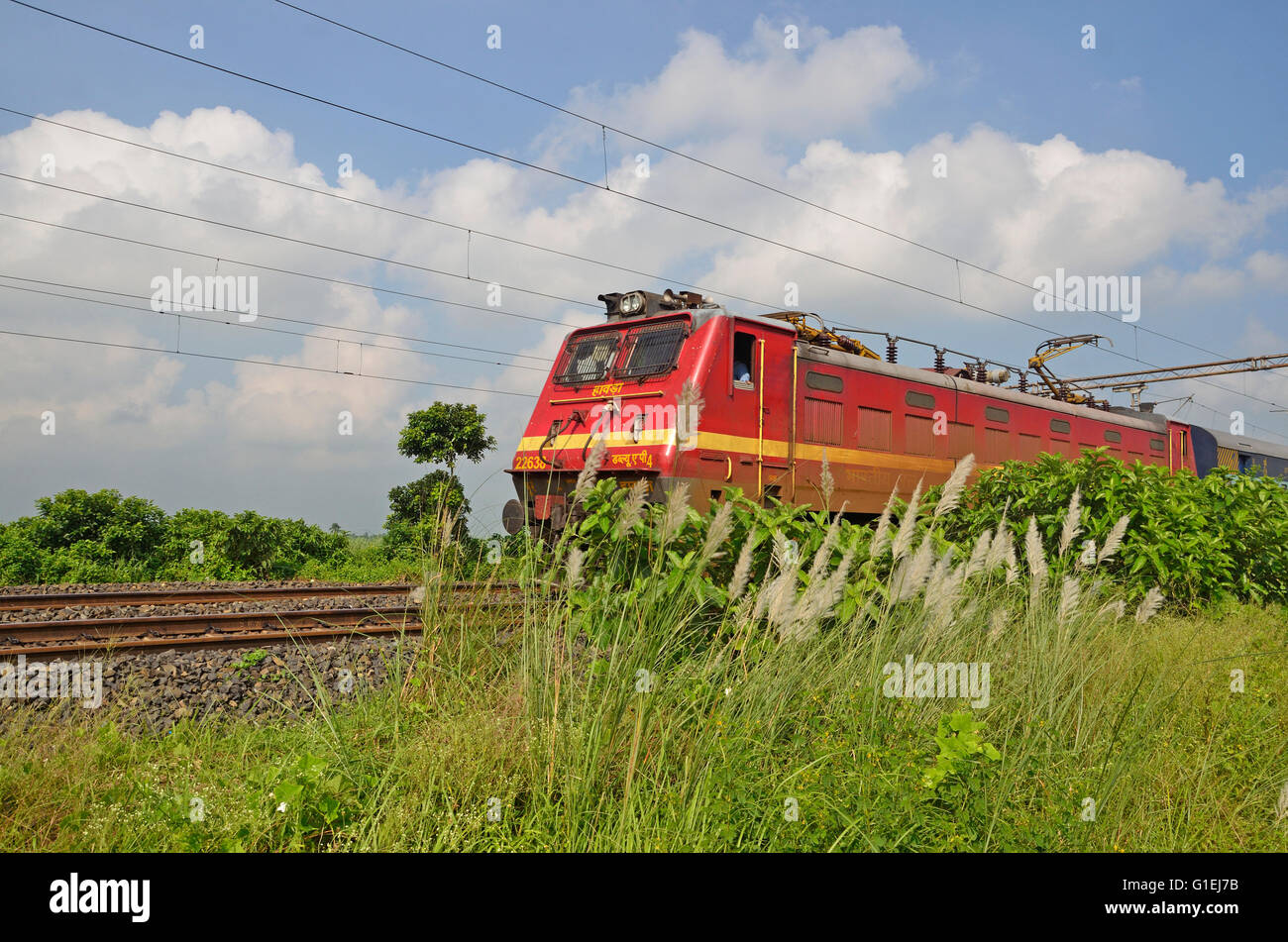 Il WAP-4 classe 5000 cavalli locomotiva elettrica delle ferrovie indiane alaggio Double Decker treno Express, rurale Bengala Occidentale, India Foto Stock