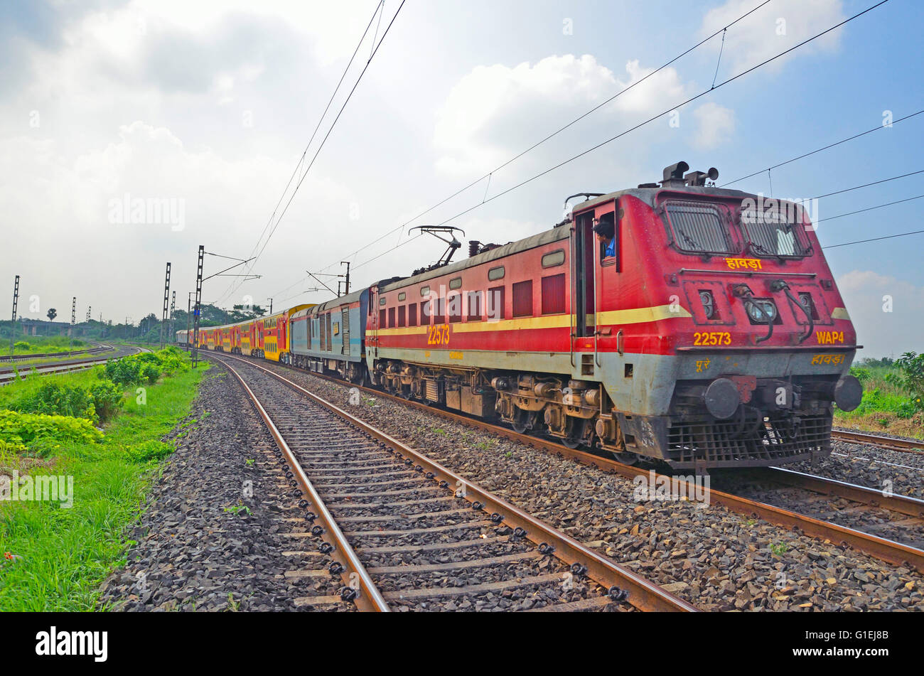Il WAP-4 classe 5000 cavalli locomotiva elettrica delle ferrovie indiane alaggio Double Decker treno Express, rurale Bengala Occidentale, India Foto Stock