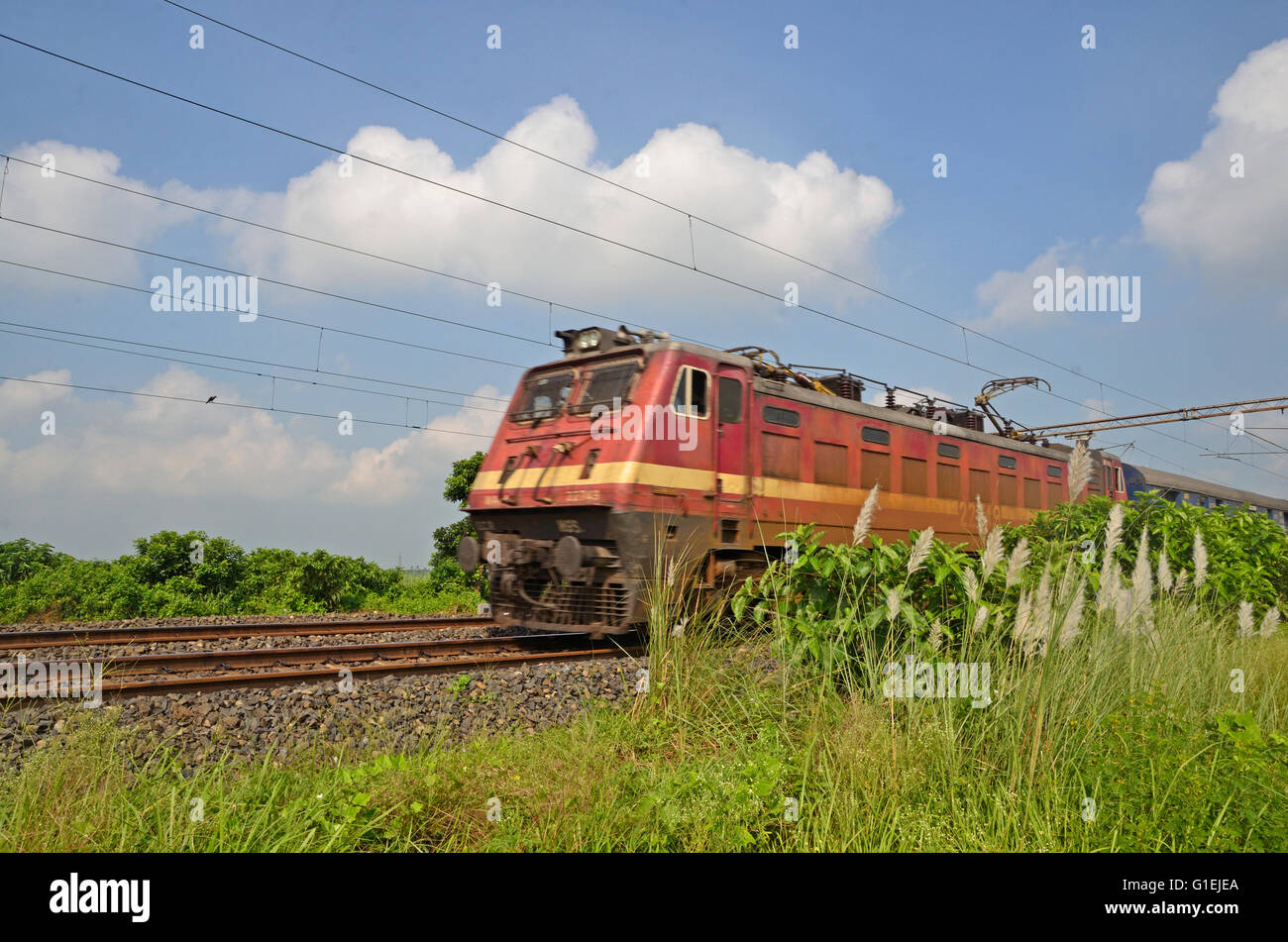 Il WAP-4 classe 5000 cavalli locomotiva elettrica delle ferrovie indiane alaggio Double Decker treno Express, rurale Bengala Occidentale, India Foto Stock