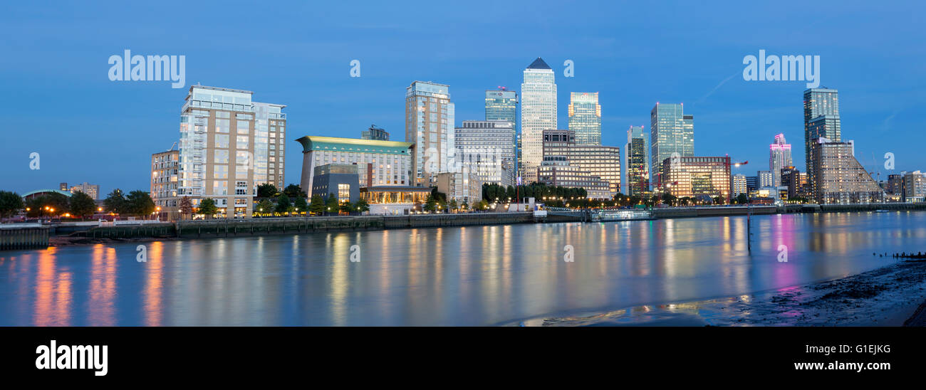 Vista panoramica sullo skyline di Londra con i palazzi di Canary Wharf al crepuscolo Foto Stock