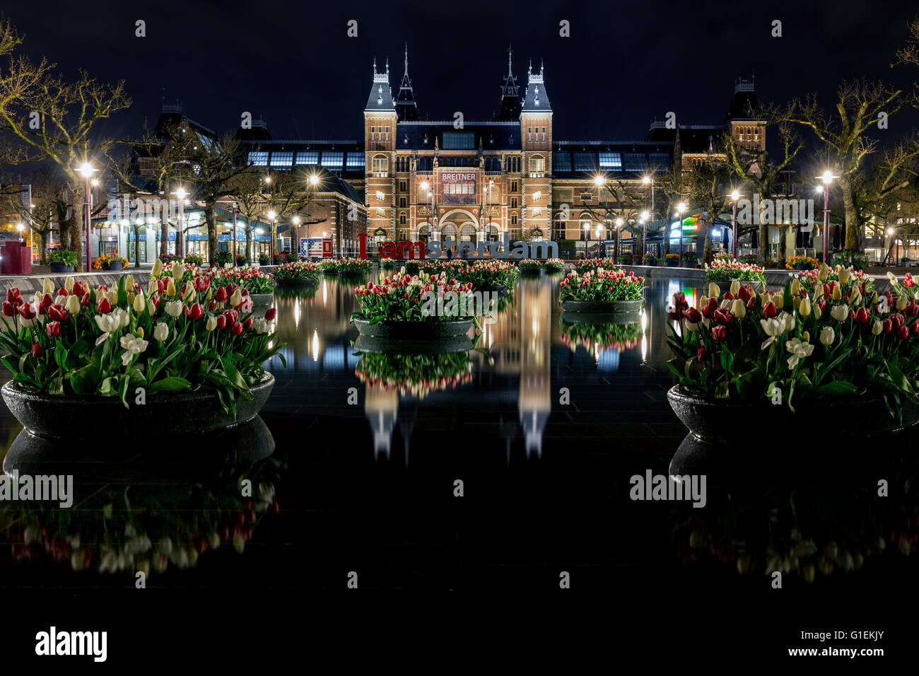 Amsterdam canal di notte con barca di raggi di luce Foto Stock