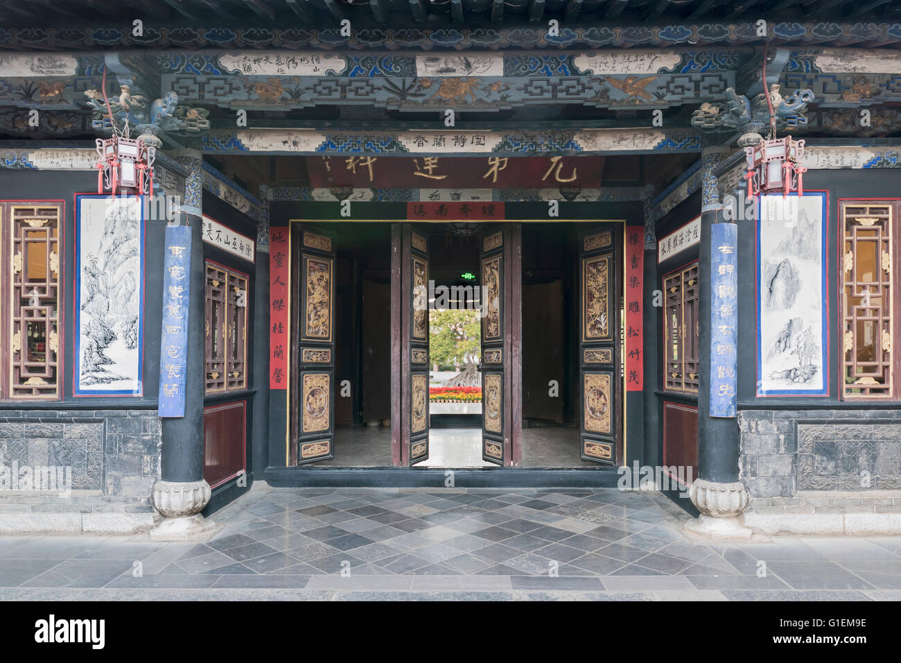 Porte scolpite e cortili, Zhu Weiqing house, Jianshui antica Città, Provincia di Yunnan in Cina Foto Stock