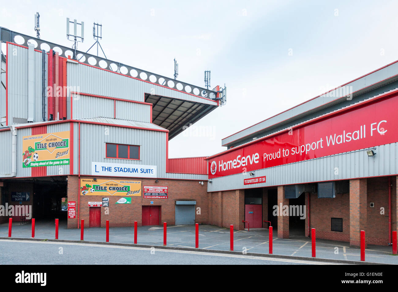 La scelta di piastrelle di Stand a Walsall FC football ground, banche's Stadium, Bescot, Walsall, West Midlands, England, Regno Unito Foto Stock
