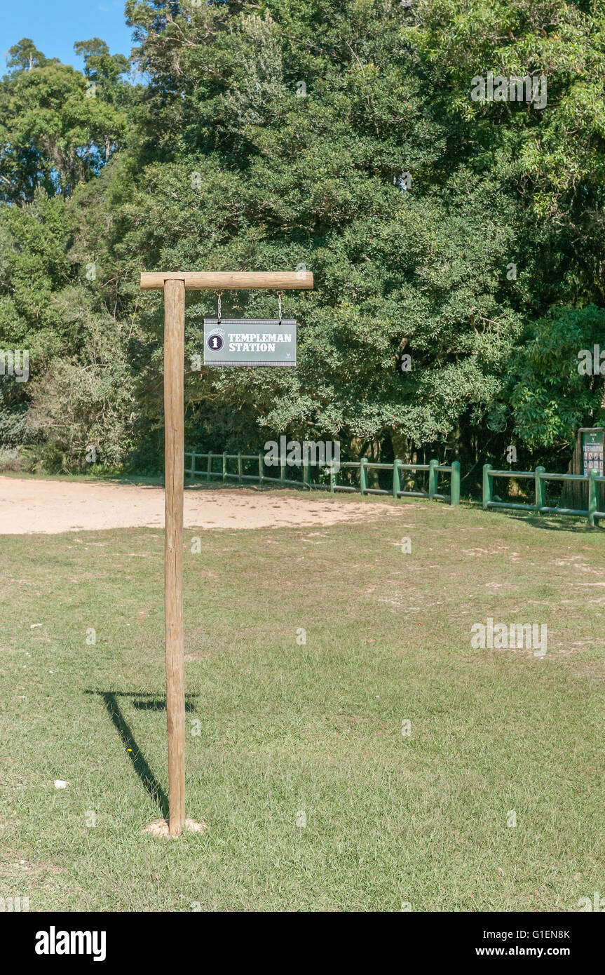 KNYSNA, SUD AFRICA - 5 Marzo 2016: Cartello dove la storica stazione Templeman si fermò alla Ysterhoutrug picnic in Foto Stock