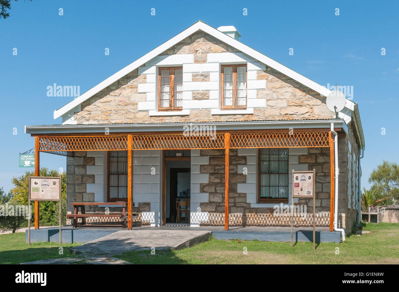 KNYSNA, SUD AFRICA - 5 Marzo 2016: una comunità gestite tea garden in una storica casa forester a Diepwalle in Knysna Fo Foto Stock