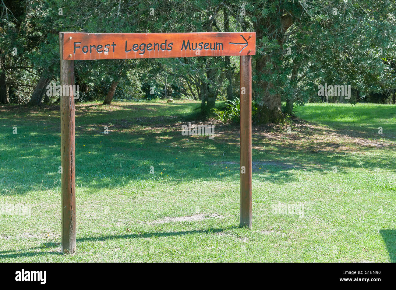 KNYSNA, SUD AFRICA - 5 Marzo 2016: un segno direzionale a Diepwalle per la foresta leggende museo dove la storia della per Foto Stock