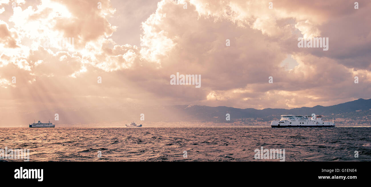 Vista l'Italiano Stretto di Messina nel periodo invernale Foto Stock